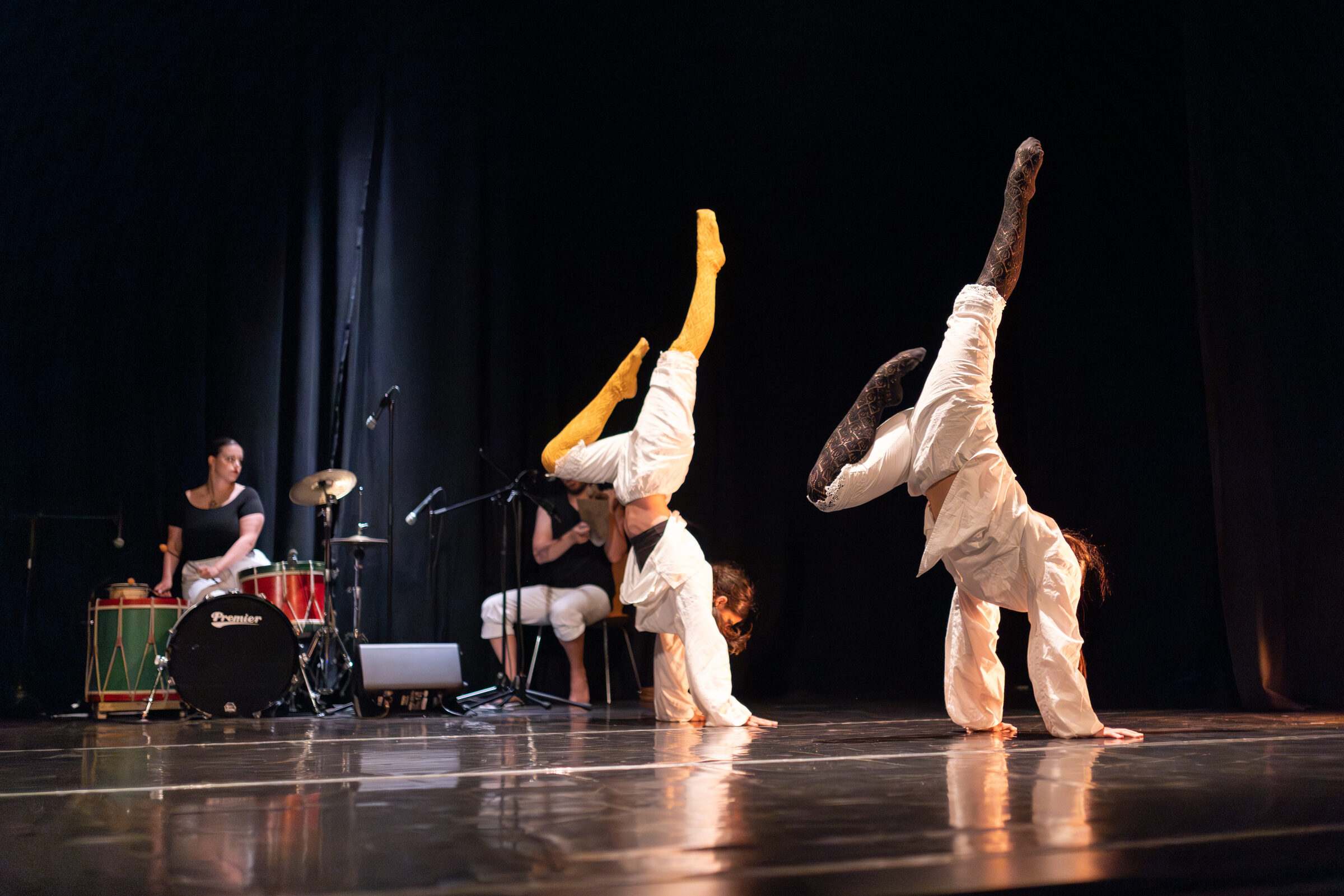 Dúas bailarinas facendo o pino durante a coreografía contemporánea