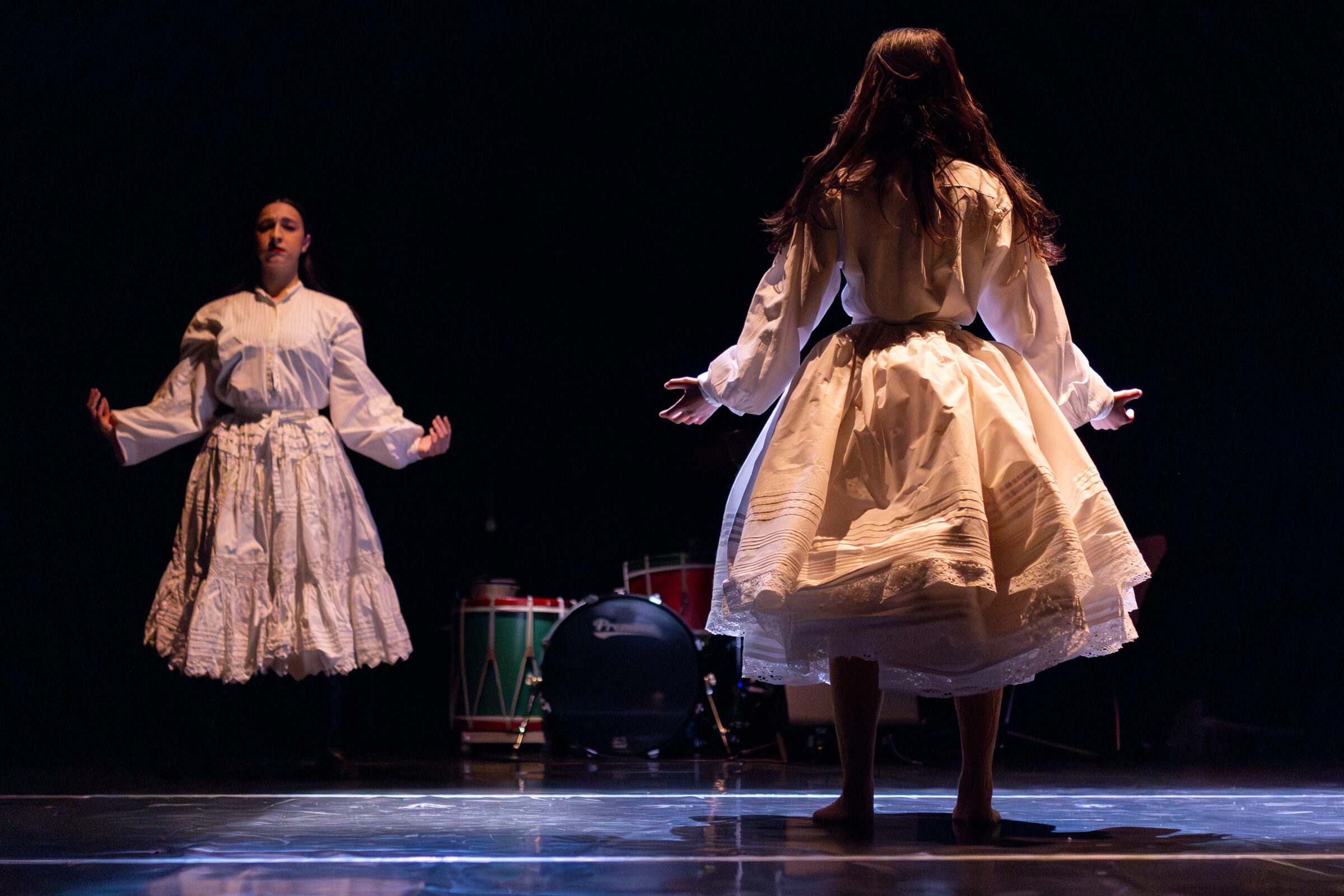 Bailarinas con traxe tradicional galego e percusión en escena en "O que non se ve"