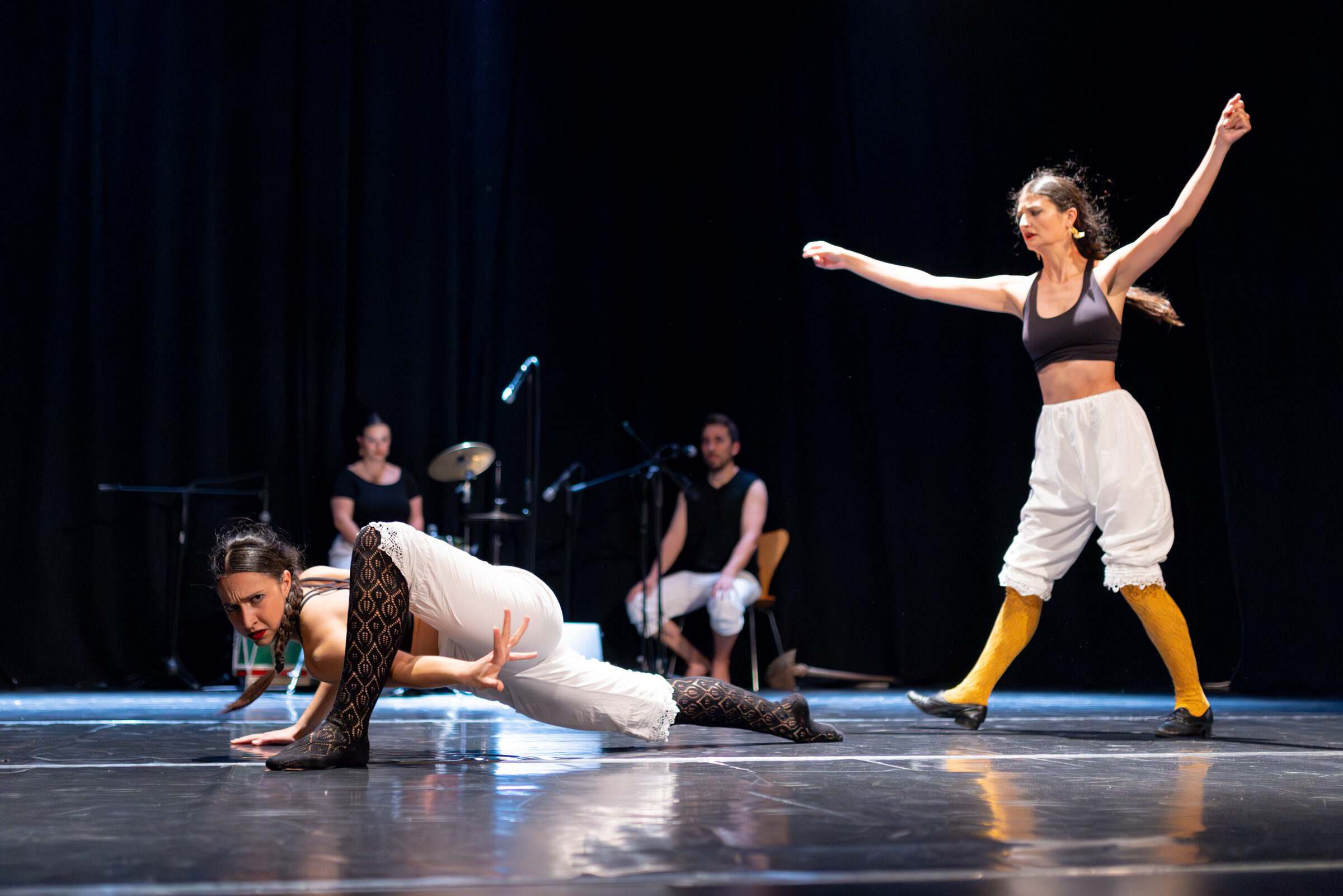 Coreografía de danza contemporánea con bailarinas e músicos no escenario