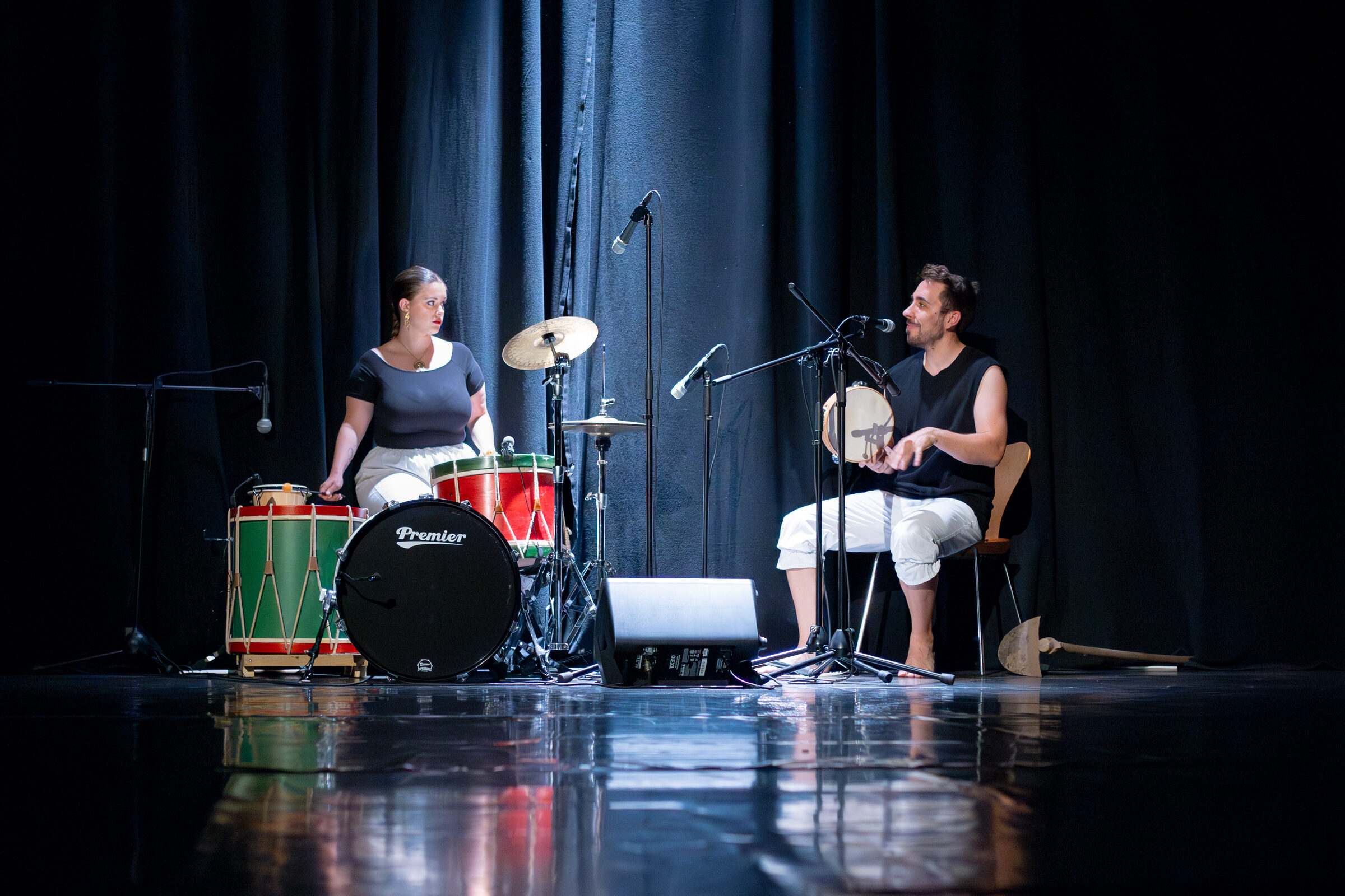 Músicos de percusión tradicional galega tocando en directo no escenario