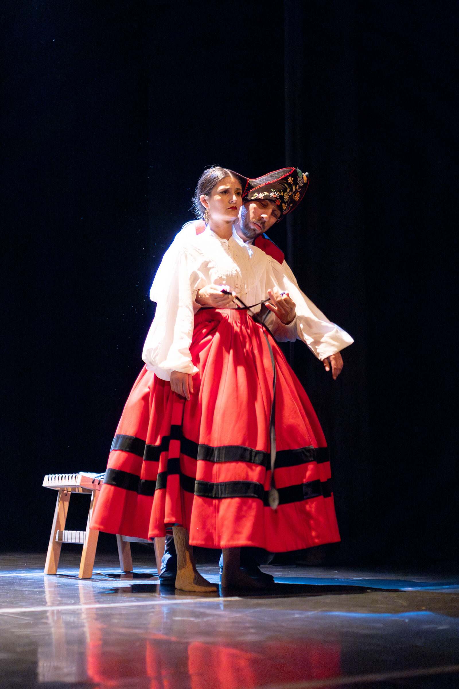 Bailarinas coa saia vermella tradicional galega sobre o escenario